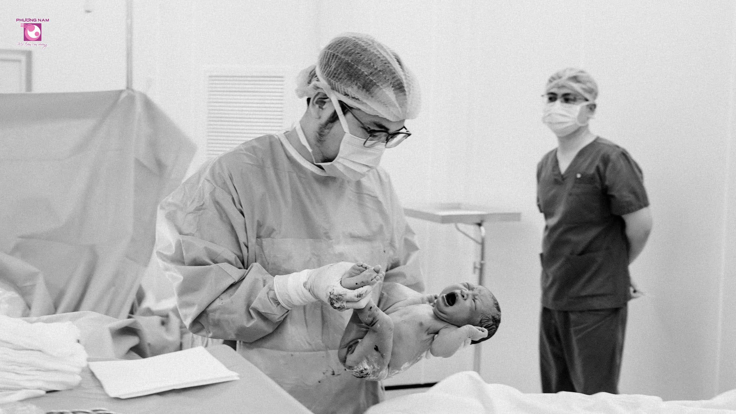 Bác sĩ và gia đình sản phụ