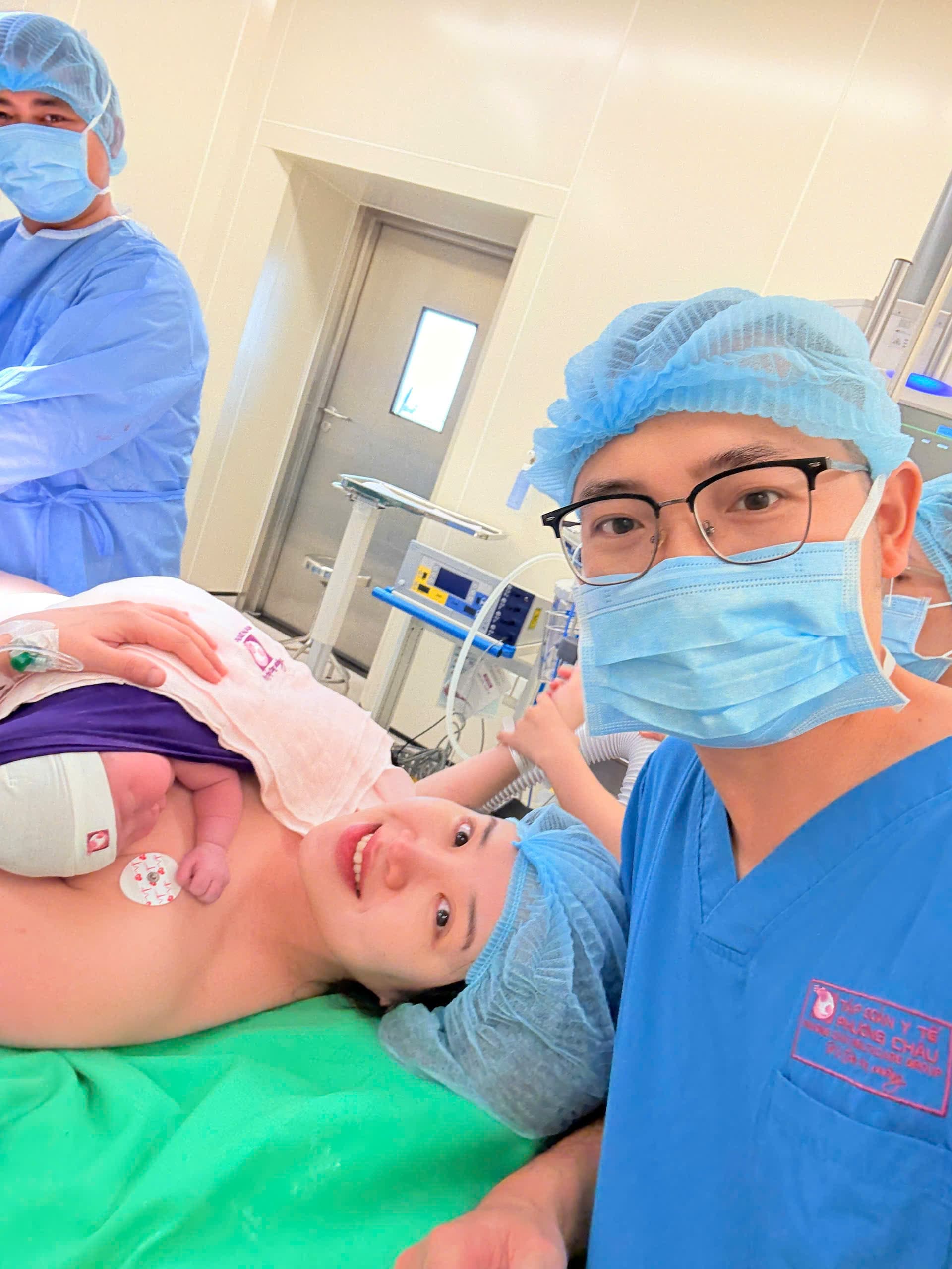 Khoảnh khắc mẹ bé hạnh phúc tại Angel Care